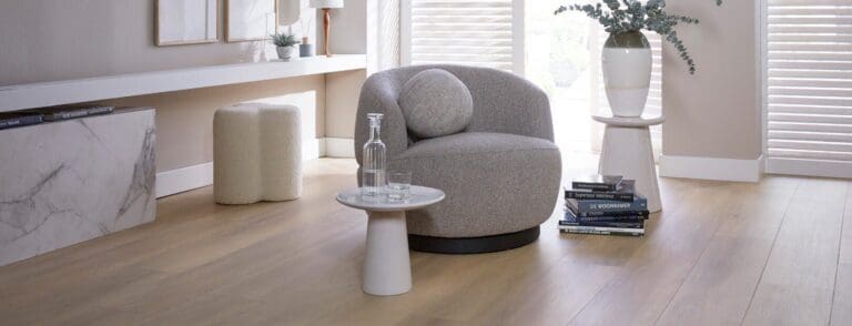 Hoeveel ruimte tussen laminaat en muur?