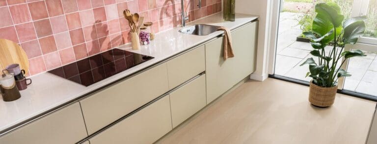 Welke kleur keuken past het beste bij een houten vloer?