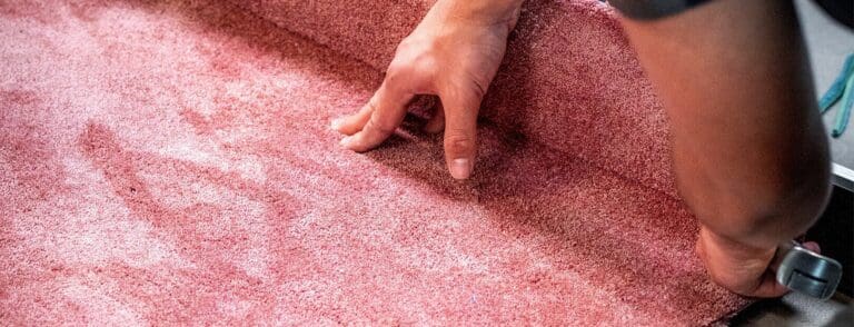 Hoe haal je tapijt van de trap? Complete handleiding voor een vlekkeloze renovatie